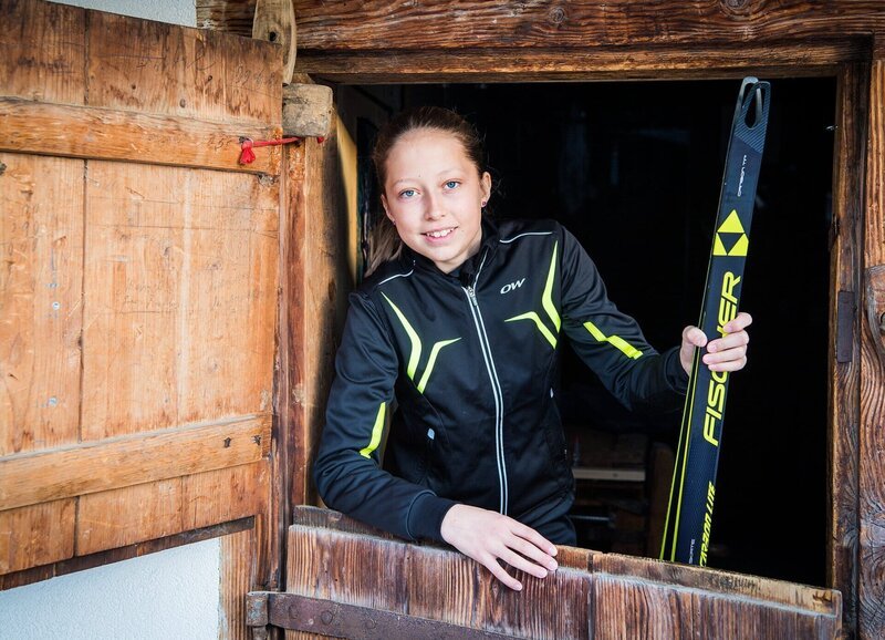 Anina Buchs mit ihren Langlaufskiern – Bild: SRF/​Peter Mosimann