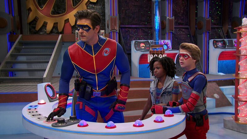 L-R: Captain Man /​ Ray Manchester (Cooper Barnes), Charlotte Page (Riele Downs), Henry Hart (Jace Norman) – Bild: ViacomCBS