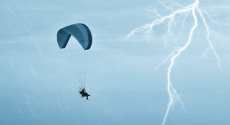 Paraglider in flight in the storm – Bild: Shutterstock /​ Shutterstock /​ Copyright (c) 2016 lafoto/​Shutterstock. No use without permission.