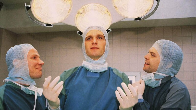 Dr. Schmidt (Walter Sittler, Mi.) läßt sich gerne von seinen Assistenten (Roland Jankowsky, li., Alexander Schottky) für sein medizinisches Können bewundern. – Bild: MG RTL D