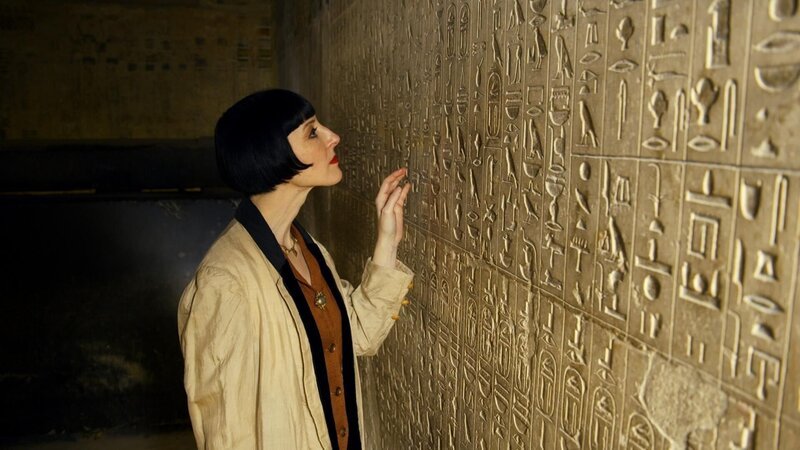 Colleen Darnell an der Hieroglyphenwand in der Pyramide von Unas. +++ Die Verwendung des sendungsbezogenen Materials ist nur mit dem Hinweis und Verlinkung auf RTL+ gestattet. +++ – Bild: RTL /​ 2019 National Geographic Partners