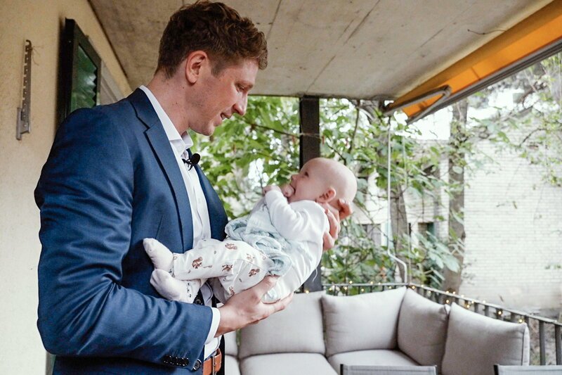 rec. Berufstätige Väter – Angst vor dem Karriereknick? Philipp mit seinem Baby SRF – Bild: SRF2