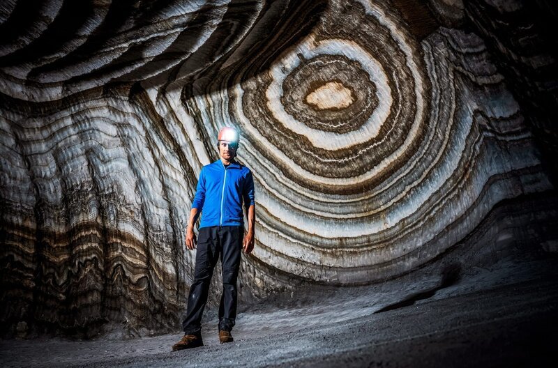 Meeresbiologe Uli Kunz in einem Salzbergwerk auf Sizilien. Das Salz stammt aus einer Zeit, in der das Mittelmeer austrocknete – und ein riesiger Wasserfall bei Sizilien entstand. – Bild: ZDF /​ © Uli Kunz /​ © Uli Kunz