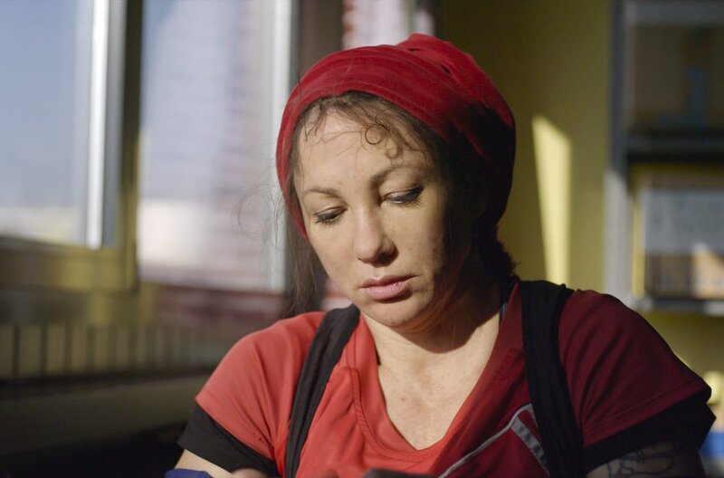 Silke - Ein Leben im Balance-Akt – Bild: Dreampixies/​Goyaves /​ Silke Pan bereitet sich auf einen Ausflug mit ihrem Handbike und ihrem Mann vor.