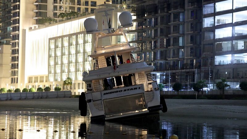 SOS auf der Indigo Star. Die Yacht ist in Dubai auf eine Sandbank aufgelaufen. Wie konnte das passieren? – Bild: RTL Zwei