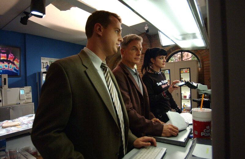 McGee (Sean Murray, l.), Gibbs (Mark Harmon, M.) und Abby (Pauley Perette, r.) arbeiten an einem neuen Fall … – Bild: CBS Television Lizenzbild frei
