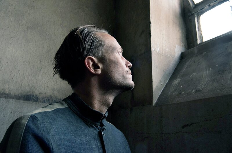 Ein verborgenes Leben – Bild: 2019 Twentieth Century Fox Film Corporation/​Reiner Bajo/​All rights reserved /​ Weil Franz (August Diehl) sich weigert, den Eid zu leisten, wird er verhaftet und vor Gericht gestellt.