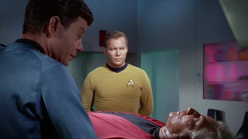 L-R: Dr. McCoy (DeForest Kelley), Captain James Tiberius ‚Jim‘ Kirk (William Shatner) und Dr. Simon van Gelder (Morgan Woodward) – Bild: Tele 5