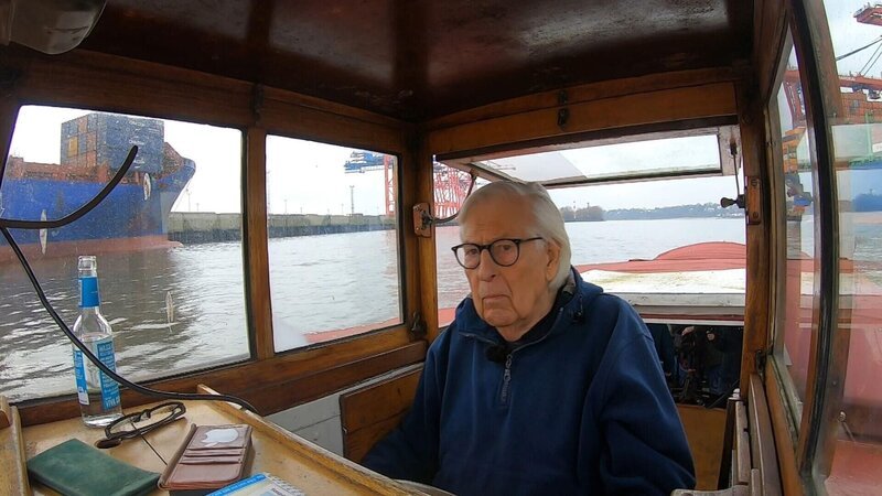 Friedrich Hildebrand (88) macht als Kapitän Rundfahrten durch den Hamburger Hafen. +++ – Bild: RTL /​ BurdaStudios /​ Ab in den Unruhestand – Warum immer mehr Rentner arbeiten