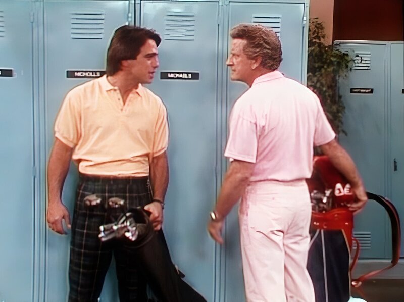 Tony (Tony Danza, l.) streitet sich mit seinem Golfpartner Lowell Michaels (Nicholas Coster, r.). – Bild: Columbia