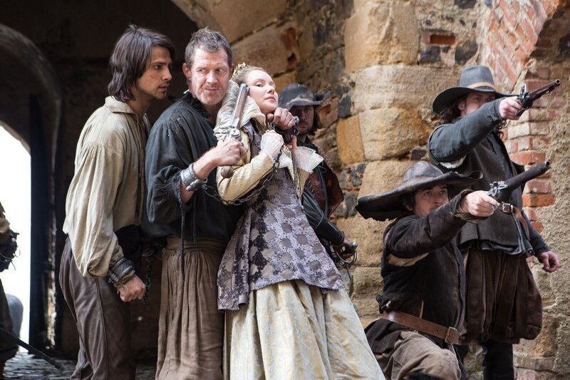 (v.l.n.r.) D’Artagnan (Luke Pasqualino), Vadim (Jason Flemyng); Queen Anne (Alexandra Dowling) – Bild: BBC 2013 /​ Larry Horricks Lizenzbild frei