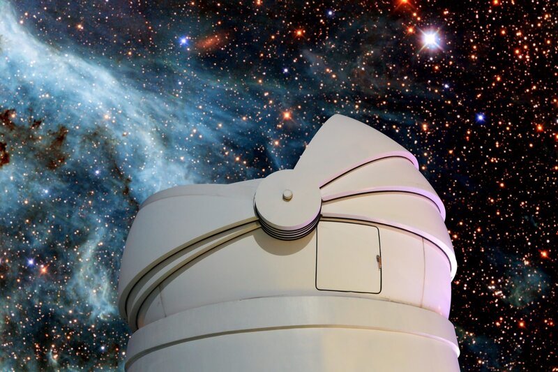 Astronomisches Observatorium unter dem Sternenhimmel – Elemente dieses Bildes wurden von der NASA zur Verfügung gestellt. – Bild: shutterstock