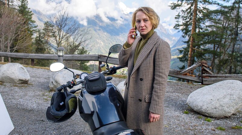 Blum (Anna Maria Mühe) findet in der alten Ducati ihres Mannes ein Handy. – Bild: Barry Films/​Mona Film/​Stefanie Leo