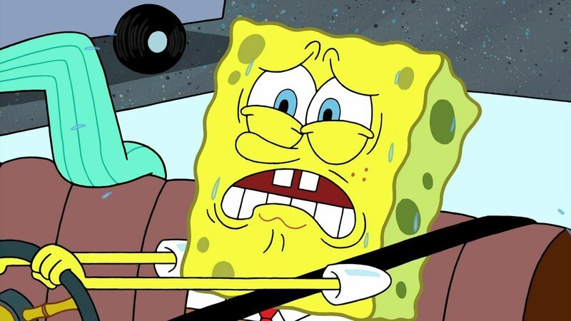 Damit SpongeBob endlich seine Fahrprüfung schafft, fährt Mrs. Puff mit ihm auf einer einfachen, verlassenen Straße +++ – Bild: 2024 Viacom. SpongeBob SquarePants created by Stephen Hillenburg. /​ Denk nur an die Straße