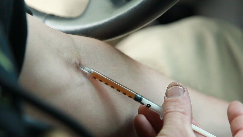 Alaska, USA: A user injecting with a needle. (Photo Credit: National Geographic Channels) – Bild: Copyright © The National Geographic Channel.