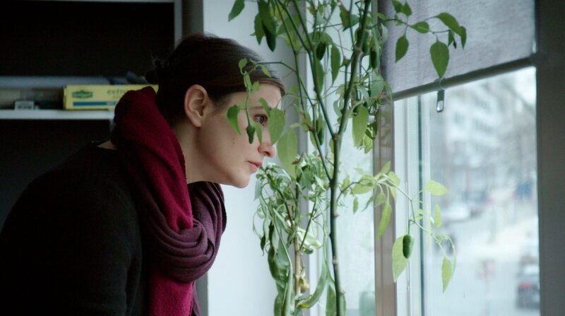 Regisseurin Yael Reuveny blickt nachdenklich aus dem Fenster. – Bild: ZDF und WDR/​Andreas Köhler.