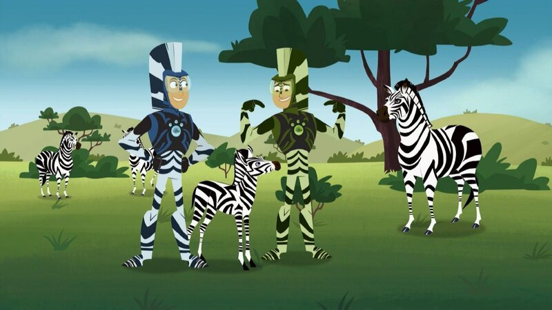 Martin (re.) und Chris haben sich als Zebras verkleidet, um näher an die Zebra-Herde heranzukommen. – Bild: SUPER RTL
