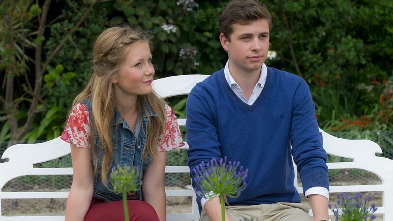 Tilda (Alina Freund) hat sich Otis (Emil Reinke) verliebt, der davon jedoch noch nichts ahnt. – Bild: port.hu