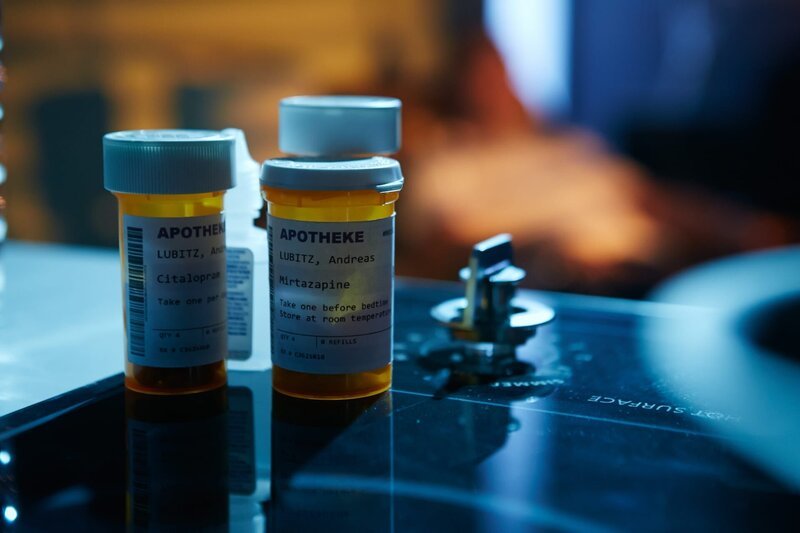 RE-CREATION: The variety of pills that were prescribed to Lubitz. – Bild: National Geographic Channels /​ Cineflix /​ Ian Watson