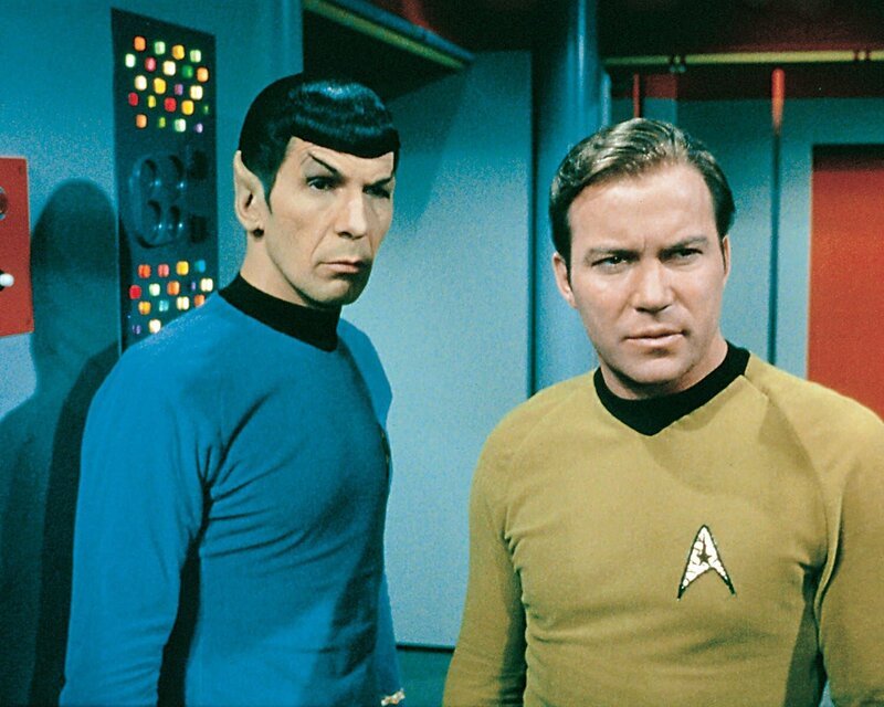 Mr. Spock (Leonard Nimoy, l.) und Captain Kirk (William Shatner, r.) geraten oft in Gefahr. – Bild: AXN Sci-fi