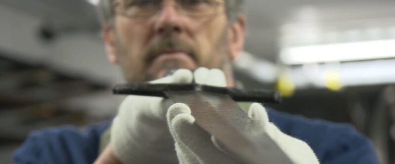 Der Archäologe Tim Sutherland untersucht ein Castillon-Schwert, Sammlung der Royal Armouries, Leeds, England. – Bild: ZDF und Jeremy Freeston./​Jeremy Freeston