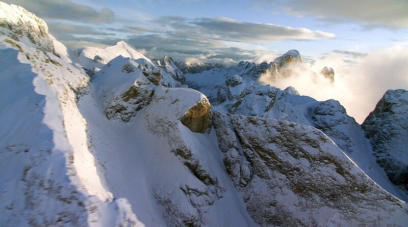 Landschafts-Flug im Winter durch die Dolomiten. – Bild: 3sat