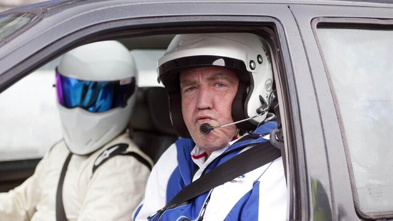 The German Stig (l.) und Jeremy Clarkson in seinem Ford Sierra Cosworth auf der Euro Speedway Bahn in Deutschland. – Bild: RTL /​ © BBC Worldwide
