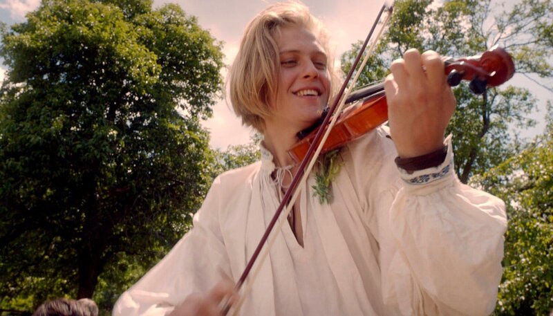 Felix (Jacub Gierszal) versteht es den Menschen Glück zu schenken – mit seinem Geigenspiel. – Bild: SWR/​Kerstin Stelter