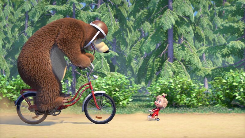 Mascha feuert Bär an schneller zu fahren. – Bild: KiKA/​Animaccord Animation Studio