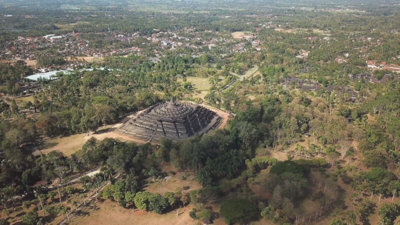 Javas Borobodur-Tempel ist die größte buddhistische Tempelanlage der Erde. – Bild: ZDF und Eric Bacos.