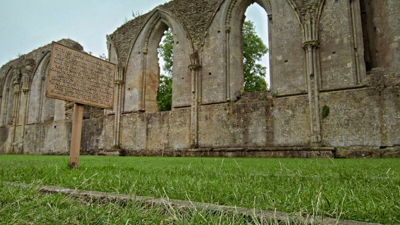 Vermeintliches Grab von König Artus in der Ruine der Abtei in Glastonbury. – Bild: ZDF und Pond 5. /​ The History Channel/​Pond 5/​Pond 5