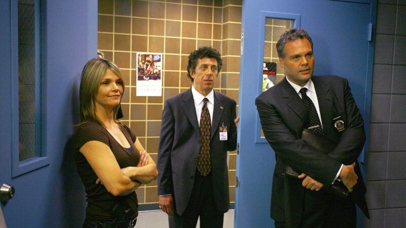 V.l.: Detective Alexandra Eames (Kathryn Erbe), Captain Danny Ross (Eric Bogosian) und Detective Robert Goren (Vincent D’Onofrio) – Bild: RTL /​ NBC Universal