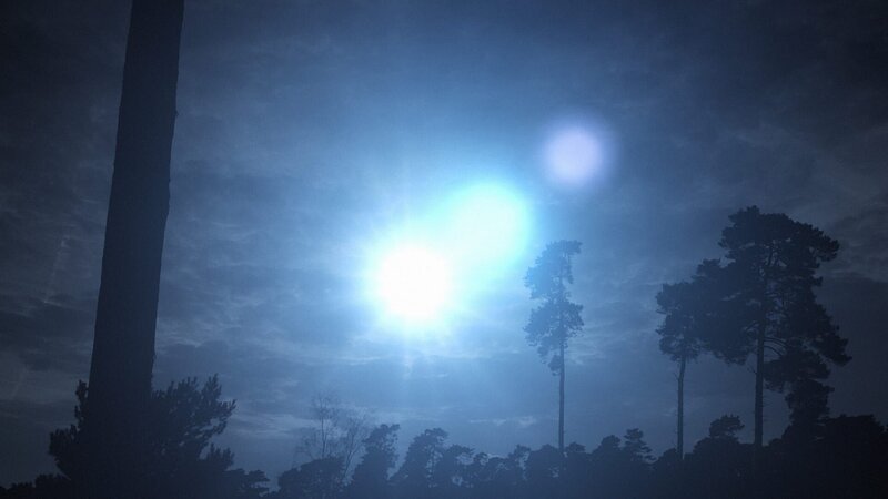 A summer evening in 1966 – a bright light appears over the Nha Trang Air Base in Vietnam..  (credit: Pioneer Productions/​Weave VFX) – Bild: FOX Networks /​ Pioneer Productions /​ National Geographic Channels