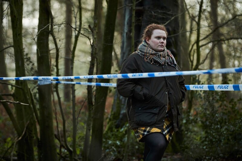 Muriel (Bronwyn James) begutachtet den Ort, wo die Leiche gefunden wurde. – Bild: ZDF und Matt Frost./​Matt Frost