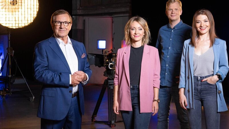 Jan Hofer (l.) und die ‚RTL Direkt‘-Reporter (v.r.) Linda-Kayleigh Bachem, Daniel Spliethoff und Juliane Bauermeister +++ – Bild: TVNOW /​ Pascal Buenning