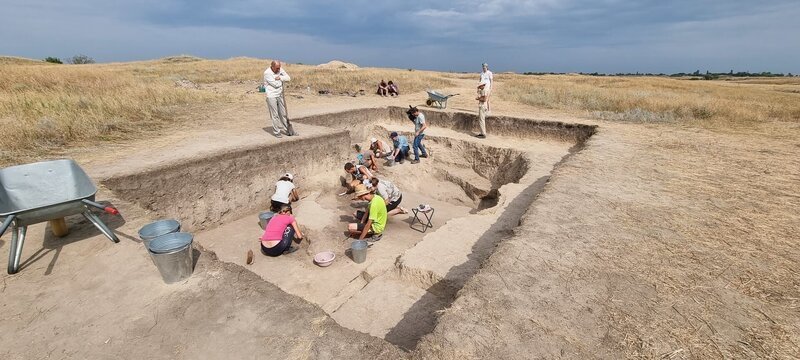 Die Archäologen hoffen bei ihren Grabungen auch mehr über die antiken Amazonen zu erfahren, denn sie vermuten, dass die kriegerischen Skythenfrauen das Vorbild der weitverbreiteten Legende waren. – Bild: ZDF und Peter Prestel./​Peter Prestel