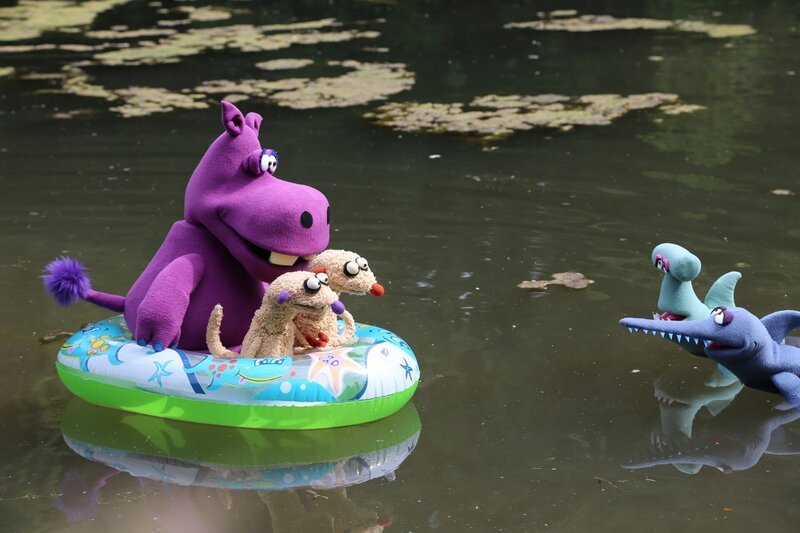 Jan & Henry untersuchen mit Freunden einen Fluss. – Bild: NDR/​bigSmile