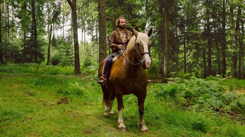 Rudofos (Daniel Christensen) will Arman und Mick mit seinem Pferd Donnerwind folgen. – Bild: MDR/​WDR/​Andrea Hansen