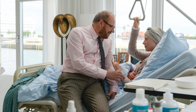 Dr. Magnus Sorel (Axel Milberg, links) kümmert sich rührend um eine Ex-Frau Angela (Jenny Schily, rechts). – Bild: NDR/​Christine Schroeder