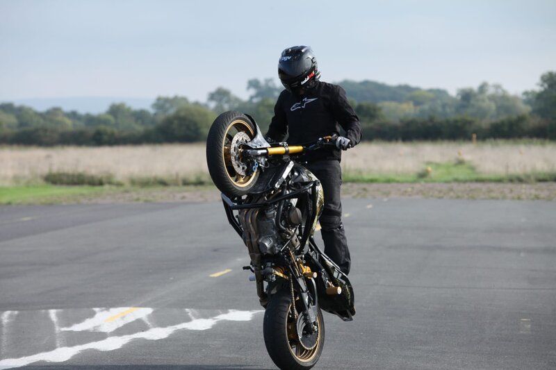 Dunsfold, Guildford, UK: A motorbiker pulling a wheelie. (Photo Credit: National Geographic Channels) – Bild: National Geographic Channels