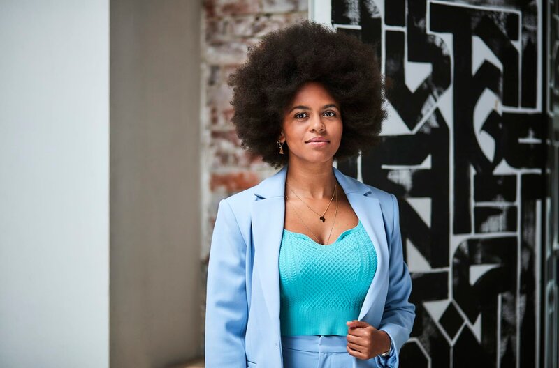 NORDDEUTSCHER RUNDFUNK deep und deutlich. Eine NDR Talk Show – Aminata Belli Aminata Belli (l.) führt zusammen mit Mohamed El Moussaoui („MoTrip“) durch „deep und deutlich. Eine NDR Talk Show“. © NDR/​Hendrik Lüders, honorarfrei – Verwendung gemäß der AGB im engen inhaltlichen, redaktionellen Zusammenhang mit genannter NDR-Sendung und bei Nennung „Bild: NDR/​Hendrik Lüders“ (S2). NDR Presse und Information/​Fotoredaktion, Tel: 040/​4156⁠–⁠2306 oder -2305, pressefoto@ndr.de – Bild: NDR/​Hendrik Lüders /​ NDR Presse und Information