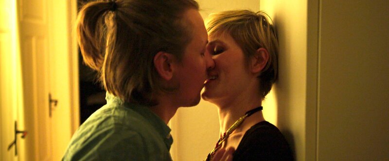 Jonas (Fabian Kloiber) und seine Freundin Katharina (Alissa Borchert) küssen sich. – Bild: MDR/​Christoph Hertel, Georg Pelz