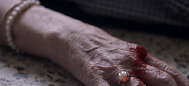 Im Juni 2006 wird die 83-jährige Rentnerin Pepita Cervantes tot in ihrer Wohnung aufgefunden. – Bild: ZDF und Corporació Catalana de Mitjans Audiovisuals