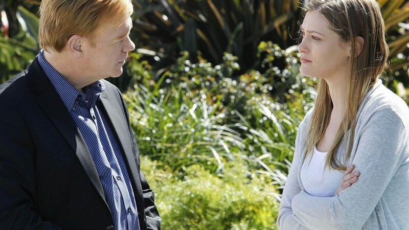 Horatio (David Caruso) vernimmt Monica Dow (Kristina Apgar), die ihre ermordete Freundin Corinne am Pool der Dade University gefunden hat. – Bild: MG RTL D /​ CBS
