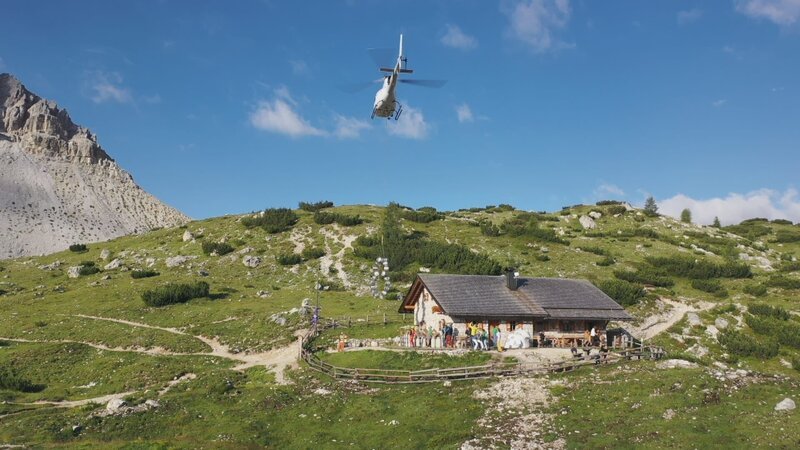 Warentransport mit dem Hubschrauber. Pilot Hansi Tschurtschentaler fliegt eine Hütte unterhalb der Drei Zinnen an. – Bild: BR /​ BR