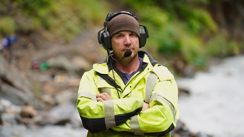 Dustin on the radio with his arms folded. – Bild: Discovery Communications