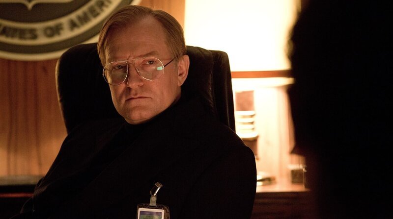 CIA-Chef Jeremy Redman (Ulrich Thomsen) steht auf der Suche nach einem Maulwurf unter Druck. – Bild: ZDF und rbb/​ARD/​Volker Roloff.