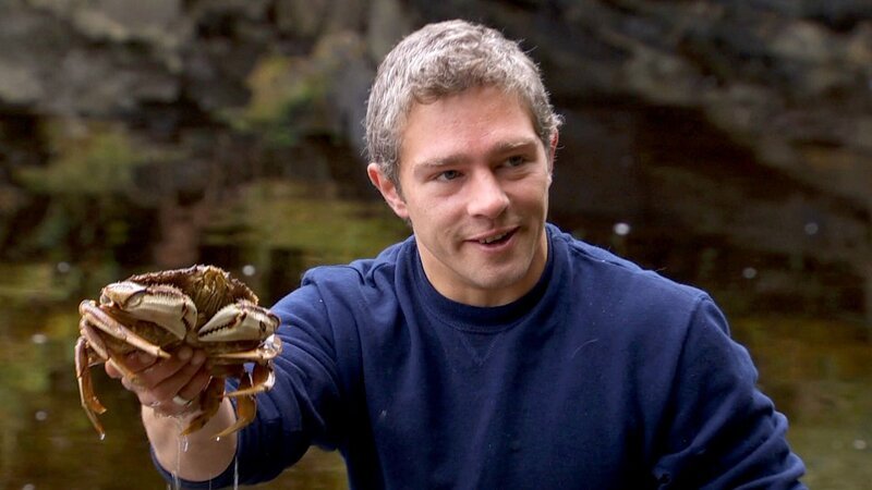 Matt cleans crabs for breakfast. – Bild: Discovery Communications