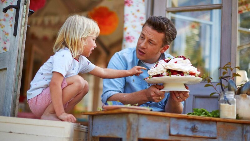 Jamie Oliver (r.) macht mit Hilfe seines Sohnes Buddy eine Variation der klassischen Pavlova-Torte. – Bild: Foto; MG RTL D