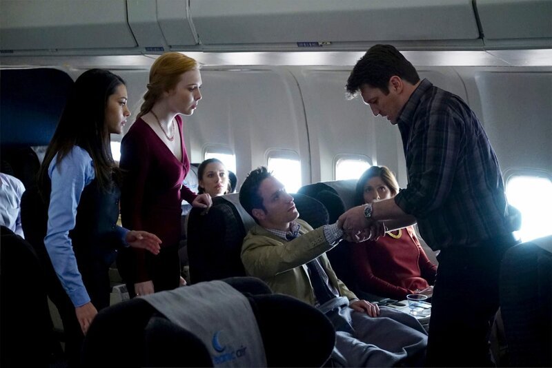 CASTLE – „In Plane Sight“ – As Castle and Alexis travel to London, their routine flight turns deadly when the plane’s Air Marshal is found murdered. With the help of Beckett on the ground, Castle and Alexis race against time to find the killer before he carries out his fateful plan, on „Castle,“ MONDAY, APRIL 27 (10:01–11:00 p.m., ET) on the ABC Television Network. (ABC/​Richard Cartwright) INBAR LAVI, MOLLY QUINN, BEN D. GOLDBERG, REAMY HALL, NATHAN FILLION – Bild: 2015 ABC Studios ©UNIVERSAL CHANNEL Photocredit Mandatory, Editorial Use Only, NO archive, NO Resale /​ Richard Cartwright